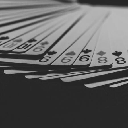 Kasinopelien kehitys: Takahuoneiden korttipelistä online pelien kärkijoukkoon: Blackjack