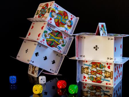Baccarat – pelin säännöt, versiot ja talon etu