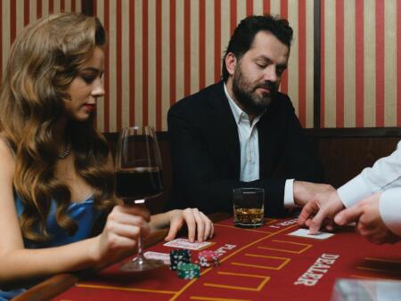 Vinkkejä oman pelitavan kehittämiseen: online blackjack ja pokeri