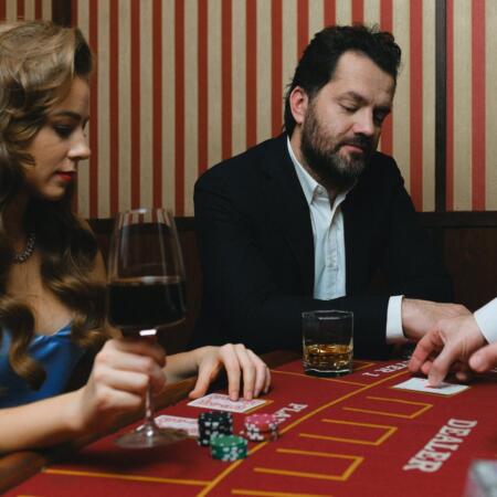 Vinkkejä oman pelitavan kehittämiseen: online blackjack ja pokeri